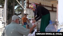 Sermin ve Fadime Yardımcıoğlu bölge halkının tatlılarına gösterdikleri ilgiden memnun