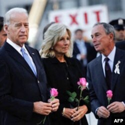 (Soldan Sağa) Başkan yardımcısı Joe Biden, eşi Jill Biden ve New York Belediye Başkanı Michael Bloomberg