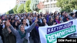 Mardin, Batman ve Halfeti'de belediyelere kayyum atanması protesto edildi