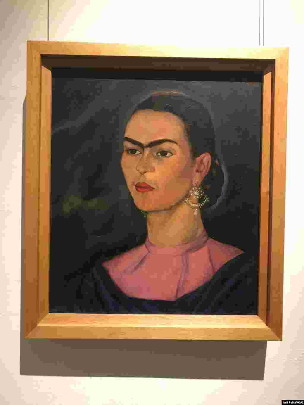 Frida Kahlo ülkesi Meksika&rsquo;yı dünyaya tanıtan sanatçılardan birisi. Müze haline getirilen evinde yeni açılan bir sergi, onun hastanelerde ve daha sonra geçirdiği ameliyatların ardından giymek zorunda kaldığı kıyafetlerini ilk kez hayranları ile paylaşıyor