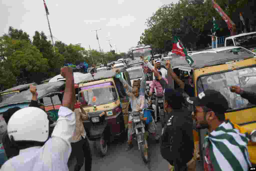 &rsquo;کمشیر آور&lsquo; کے دوران مختلف شہروں میں سڑکوں پر ٹریفک بھی روک دی گئی۔