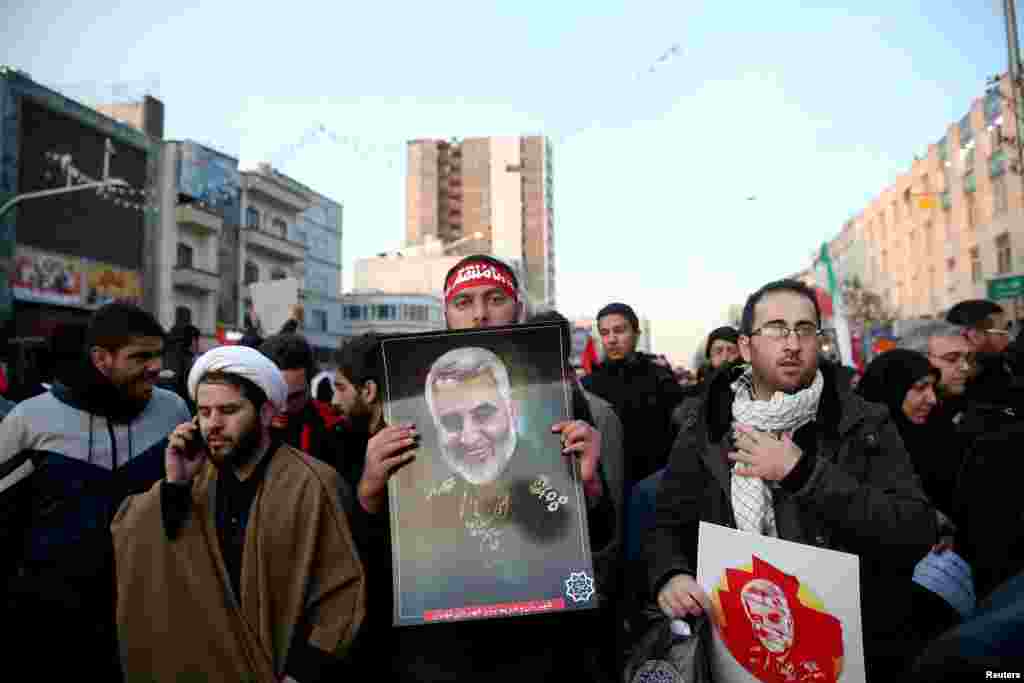 جلوس جنازہ میں شامل افراد نے قاسم سلیمانی سے اپنی عقیدت کا اظہار کیا۔